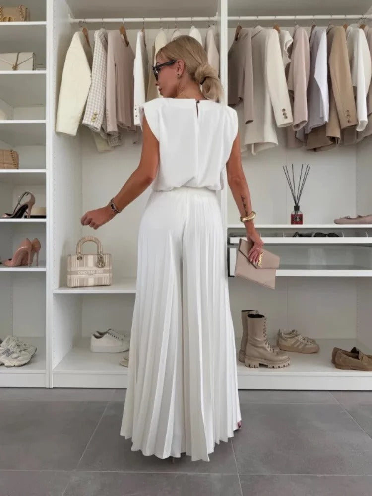 Sleek High-Waist Pleated Outfit