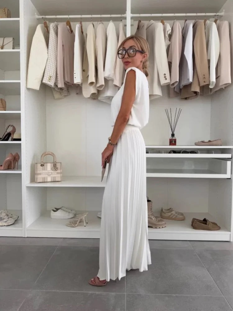 Sleek High-Waist Pleated Outfit