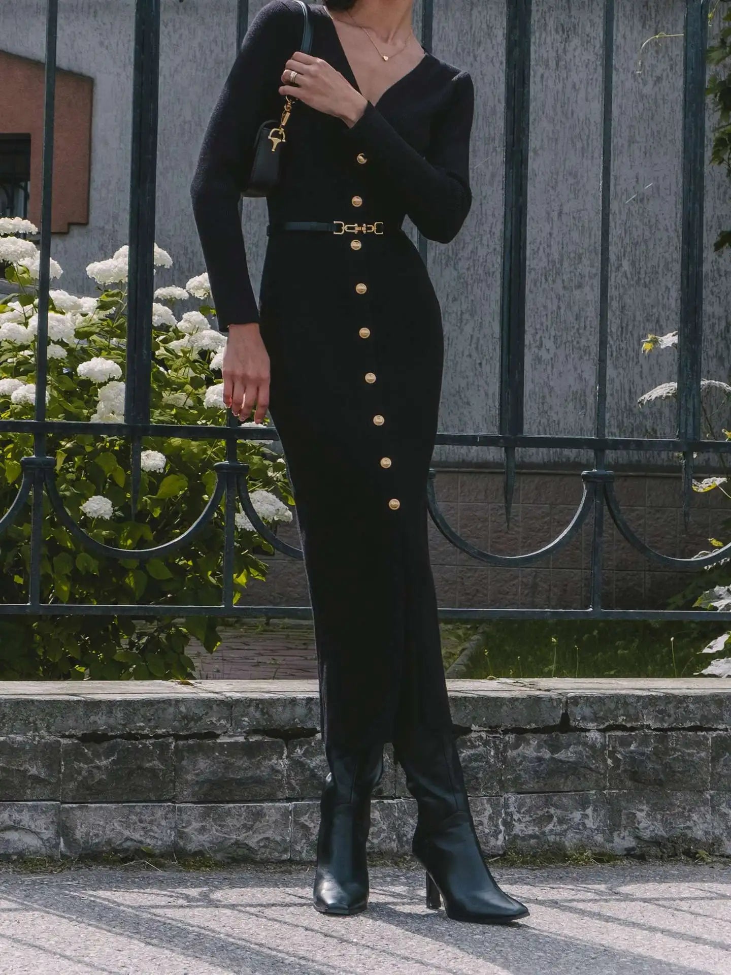 Tossy V-Neck Ribbed Knit Dress